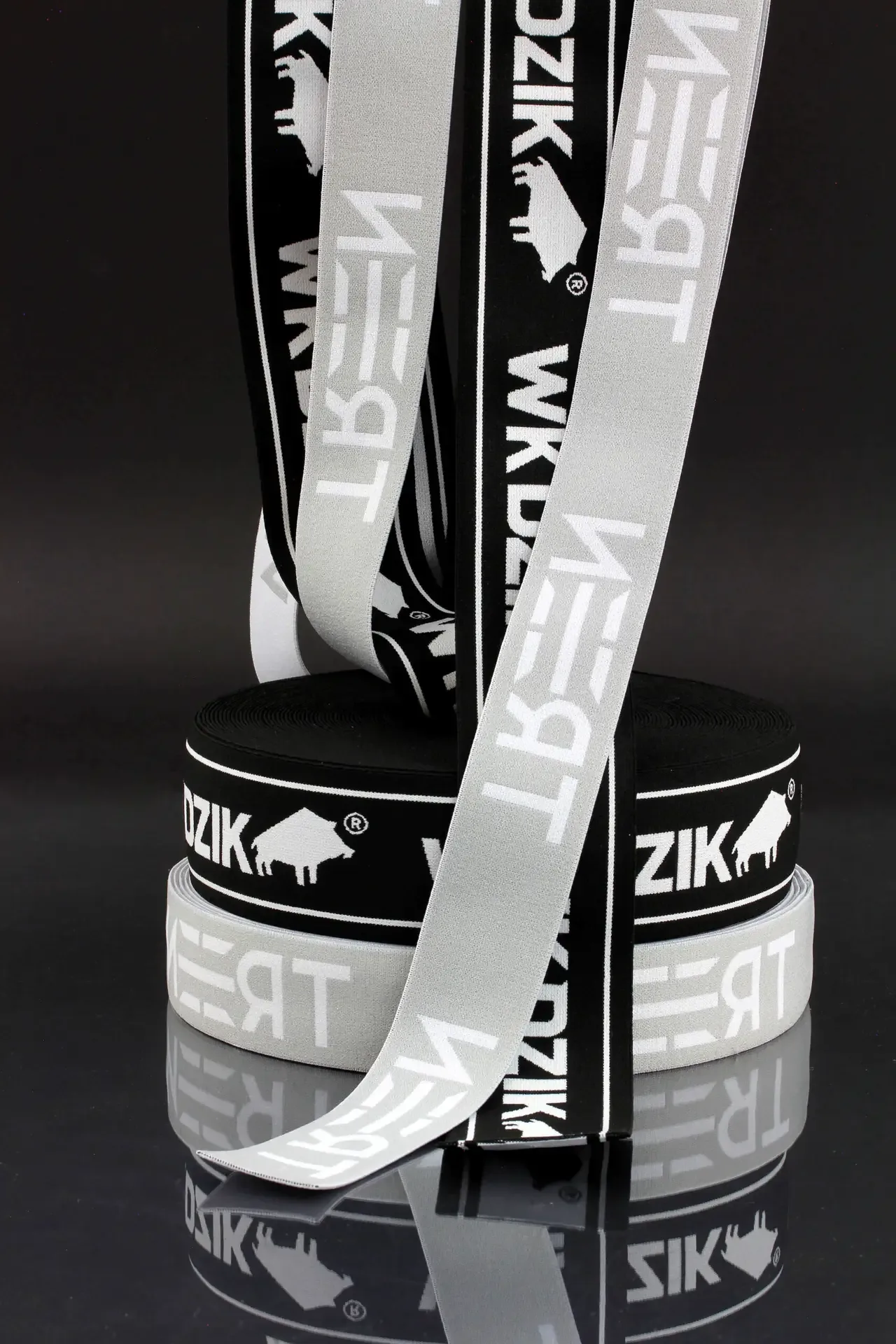 Wide elastic tape sports with woven subtitles