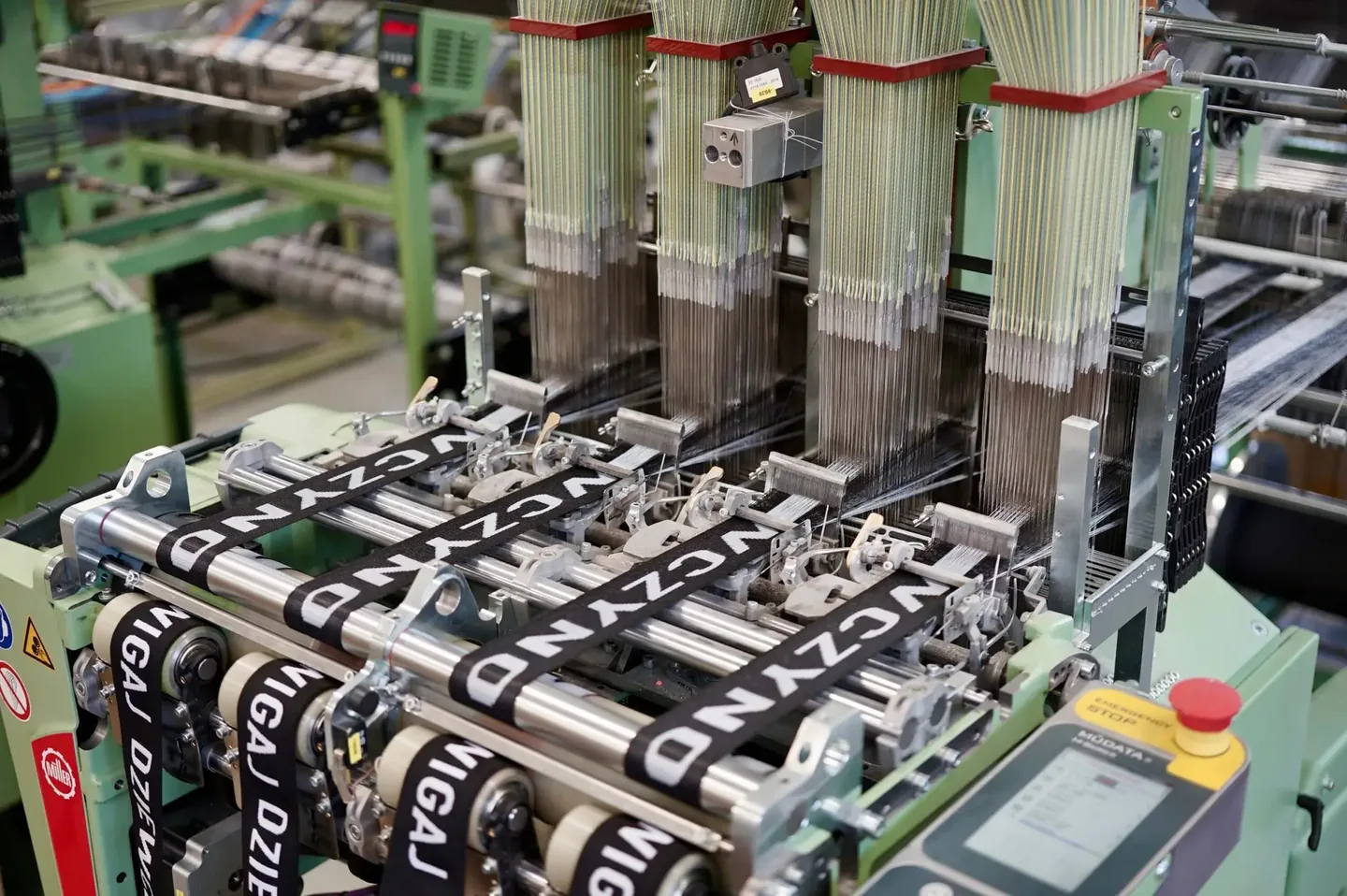 Production of black jacquard webbing with white inscription